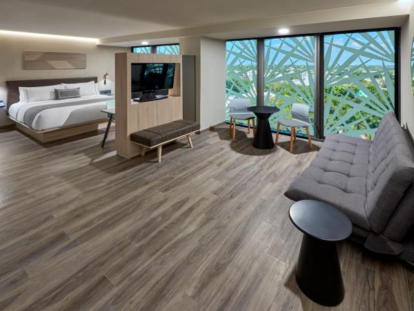 City Express Plus by Marriott Merida : photo 4 de la chambre suite lit king-size avec canapé-lit