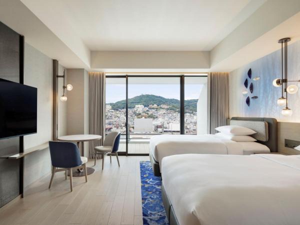 Nagasaki Marriott Hotel : photo 1 de la chambre premium double room with two double beds, balcony and mountain view