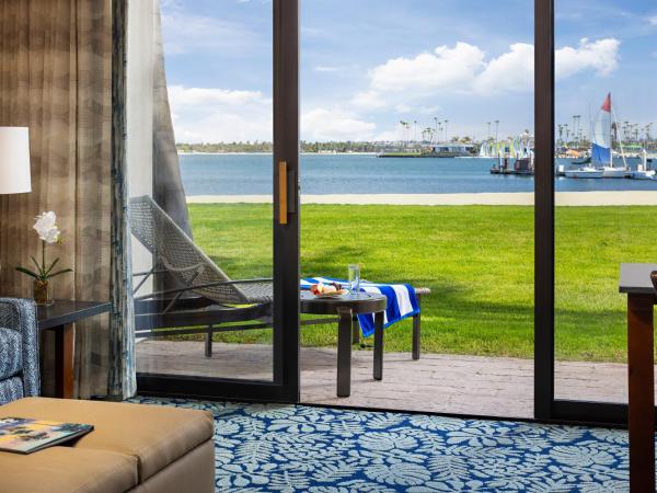 Catamaran Resort Hotel and Spa : photo 3 de la chambre bay front suite first floor king bed