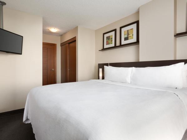 Embassy Suites by Hilton - Montreal : photo 2 de la chambre suite lit king-size de luxe avec cheminée - non-fumeurs