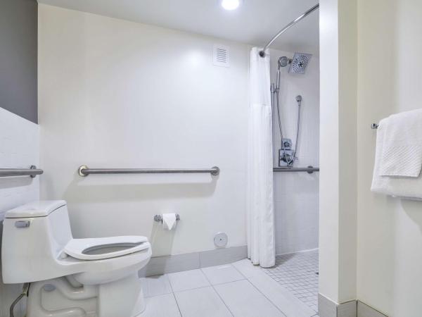 Bahia Mar Fort Lauderdale Beach - DoubleTree by Hilton : photo 2 de la chambre chambre lit king-size avec douche accessible en fauteuil roulant - adaptée aux personnes à mobilité réduite