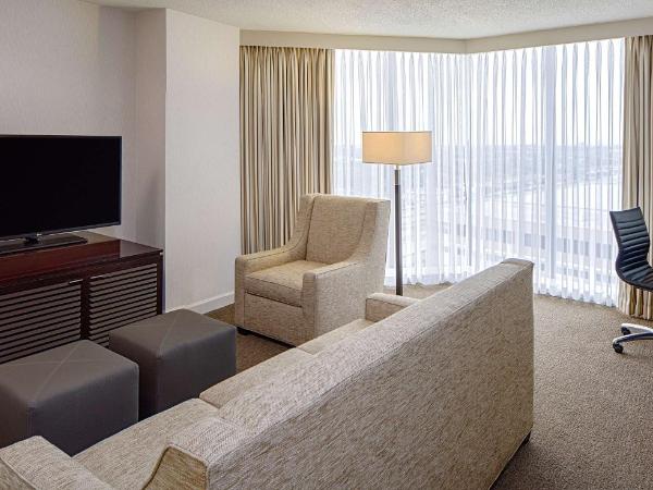 DoubleTree by Hilton Hotel Houston Greenway Plaza : photo 6 de la chambre suite lit king-size deluxe - non-fumeurs
