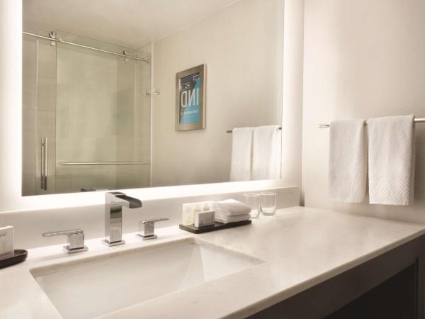 Embassy Suites by Hilton Indianapolis Downtown : photo 1 de la chambre suite lit king-size