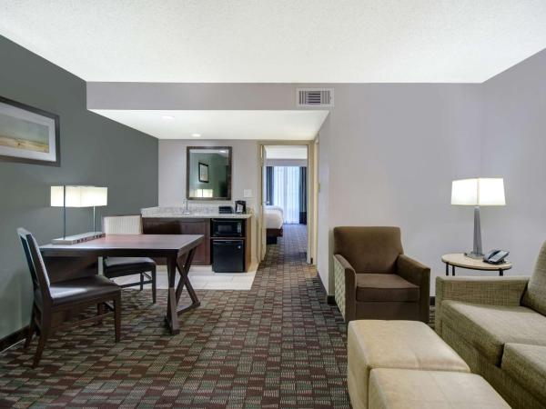 Embassy Suites by Hilton Jacksonville Baymeadows : photo 1 de la chambre suite avec 2 chambres lit queen-size