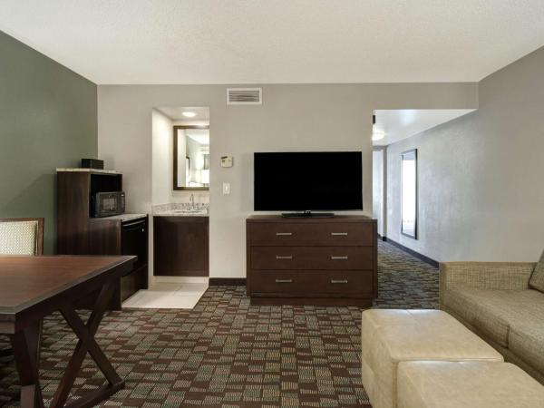 Embassy Suites by Hilton Jacksonville Baymeadows : photo 1 de la chambre suite 1 chambre lit king-size - adaptée aux personnes à mobilité réduite/malentendantes