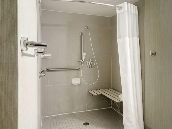 Embassy Suites by Hilton Jacksonville Baymeadows : photo 4 de la chambre king room with disability/hearing accessible with roll-in shower