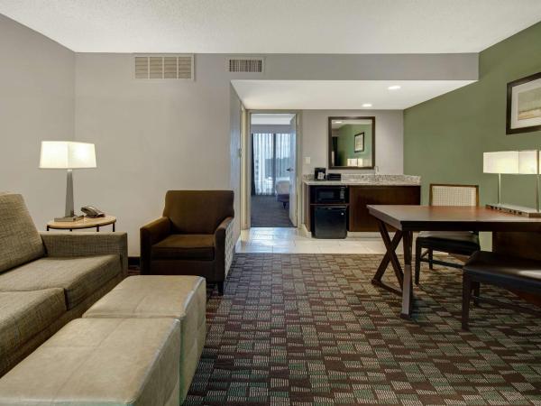 Embassy Suites by Hilton Jacksonville Baymeadows : photo 2 de la chambre suite 1 chambre lit king-size - non-fumeurs