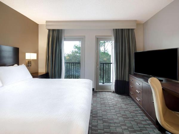 Embassy Suites by Hilton Jacksonville Baymeadows : photo 1 de la chambre chambre king exécutive avec balcon - non-fumeurs
