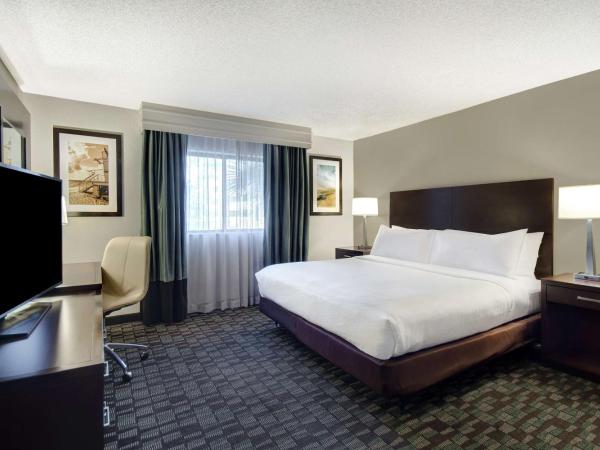 Embassy Suites by Hilton Jacksonville Baymeadows : photo 3 de la chambre king room with disability/hearing accessible with roll-in shower