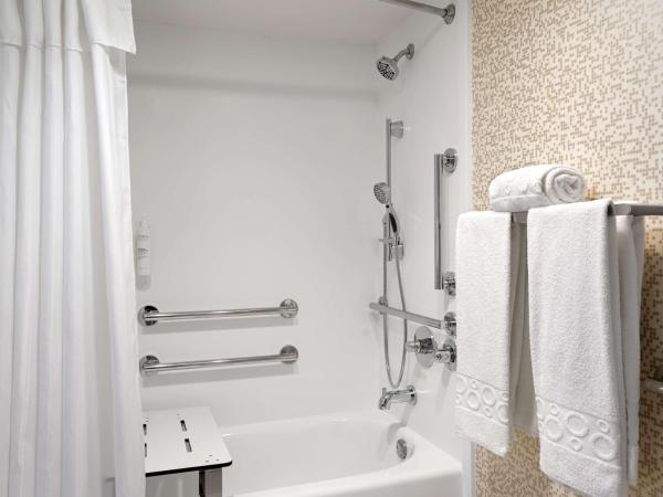 Home2 Suites by Hilton Indianapolis - Keystone Crossing : photo 7 de la chambre suite studio lit king-size avec bain à remous - accessible aux personnes malentendantes/à mobilité réduite