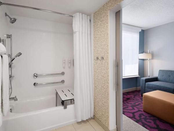 Home2 Suites by Hilton Indianapolis - Keystone Crossing : photo 8 de la chambre suite studio lit king-size avec bain à remous - accessible aux personnes malentendantes/à mobilité réduite