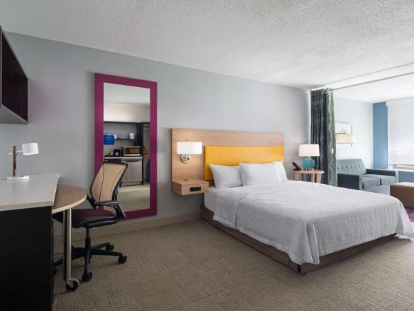 Home2 Suites by Hilton Indianapolis - Keystone Crossing : photo 1 de la chambre suite studio lit king-size avec bain à remous - accessible aux personnes malentendantes/à mobilité réduite