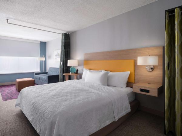 Home2 Suites by Hilton Indianapolis - Keystone Crossing : photo 4 de la chambre suite studio lit king-size avec bain à remous - accessible aux personnes malentendantes/à mobilité réduite