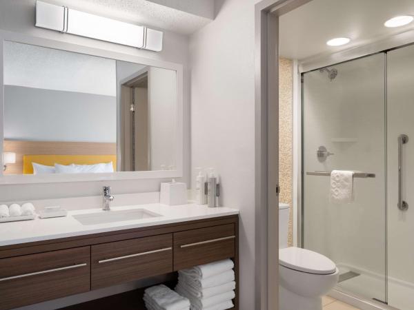 Home2 Suites by Hilton Indianapolis - Keystone Crossing : photo 7 de la chambre suite studio lit king-size