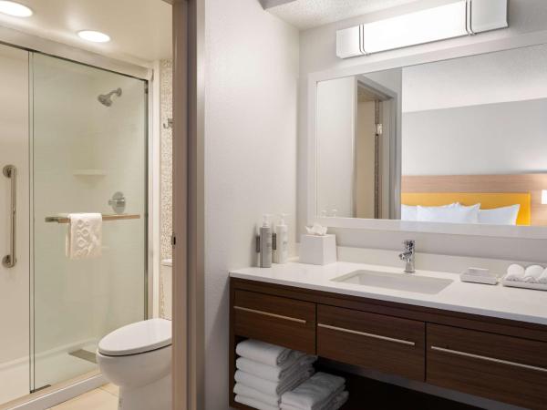 Home2 Suites by Hilton Indianapolis - Keystone Crossing : photo 8 de la chambre suite studio lit king-size
