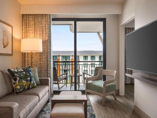 Embassy Suites By Hilton Panama City Beach Resort : photo 2 de la chambre king suite with balcony and bath tub - gulf view/mobility accessible