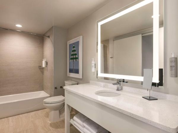 Embassy Suites By Hilton Panama City Beach Resort : photo 5 de la chambre king suite with bunk beds and balcony