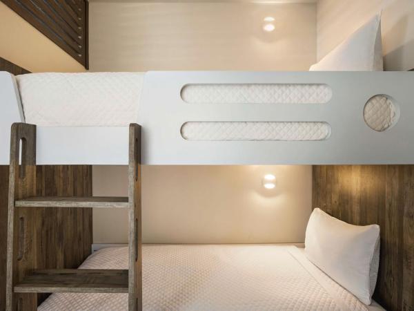 Embassy Suites By Hilton Panama City Beach Resort : photo 3 de la chambre king suite with bunk beds and balcony