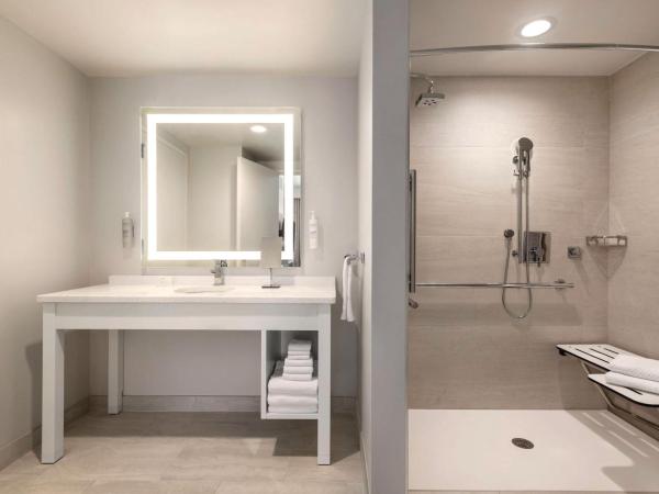 Embassy Suites By Hilton Panama City Beach Resort : photo 6 de la chambre king suite with balcony and shower - gulf view/mobility accessible