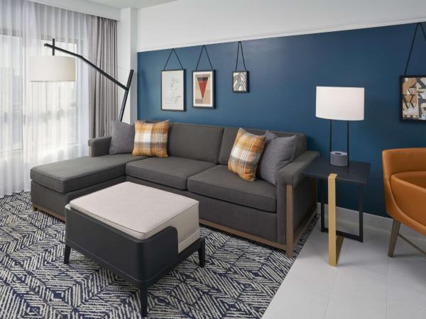 The Chifley Houston, Tapestry Collection by Hilton : photo 3 de la chambre two-room king suite - hearing access