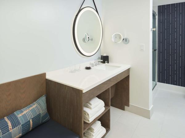 The Chifley Houston, Tapestry Collection by Hilton : photo 8 de la chambre two-room king suite - hearing access