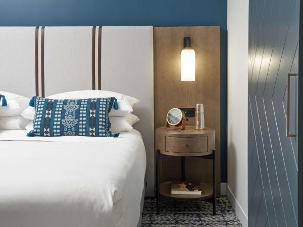 The Chifley Houston, Tapestry Collection by Hilton : photo 4 de la chambre suite lit king-size