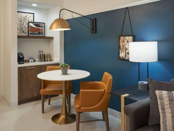 The Chifley Houston, Tapestry Collection by Hilton : photo 6 de la chambre suite lit king-size