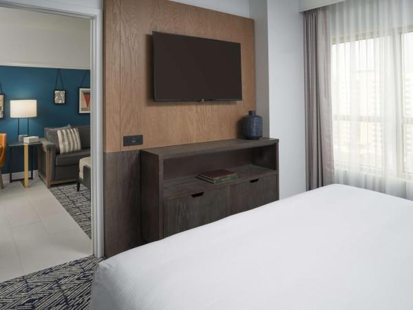 The Chifley Houston, Tapestry Collection by Hilton : photo 9 de la chambre suite lit king-size 2 pièces - vue sur ville