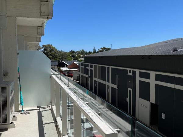 Tasha's Apartments on Warwick : photo 1 de la chambre appartement avec balcon