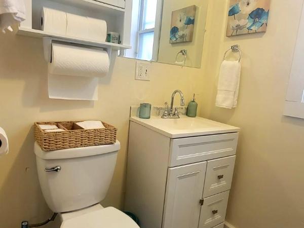 Chateau de Woodlawn - Room II - Le Parisienne : photo 3 de la chambre chambre lit queen-size avec salle de bains commune