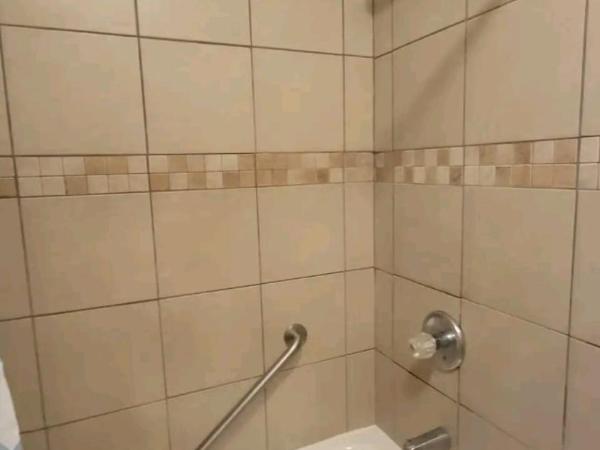 Chateau de Woodlawn - Room II - Le Parisienne : photo 8 de la chambre chambre lit queen-size avec salle de bains commune