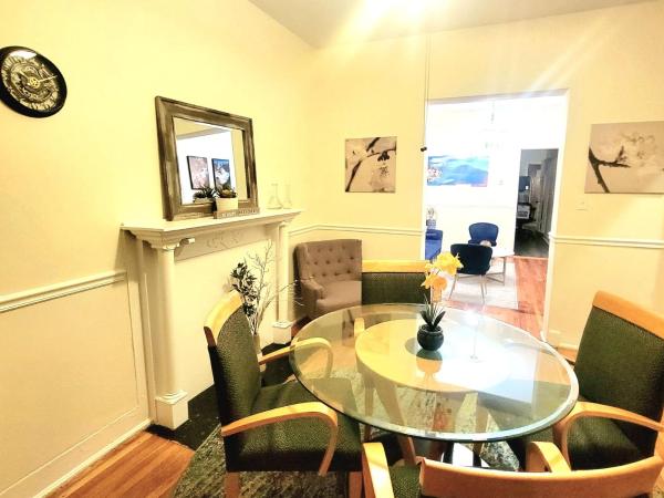 Chateau de Woodlawn - Room I - La Tour Eiffel : photo 1 de la chambre chambre lit queen-size avec salle de bains commune