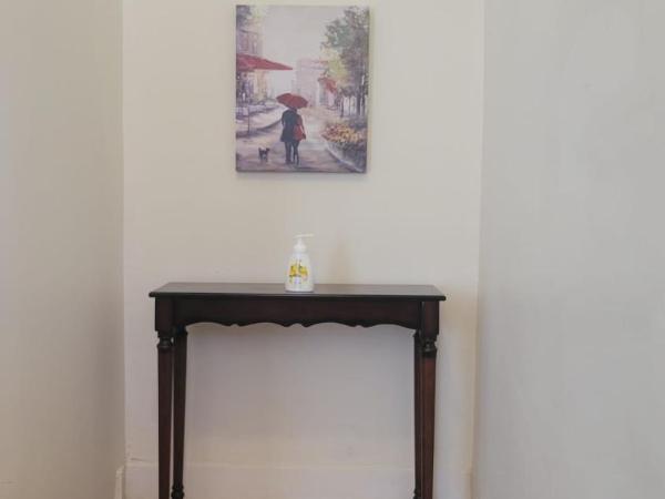 Chateau de Woodlawn - Room I - La Tour Eiffel : photo 2 de la chambre chambre lit queen-size avec salle de bains commune