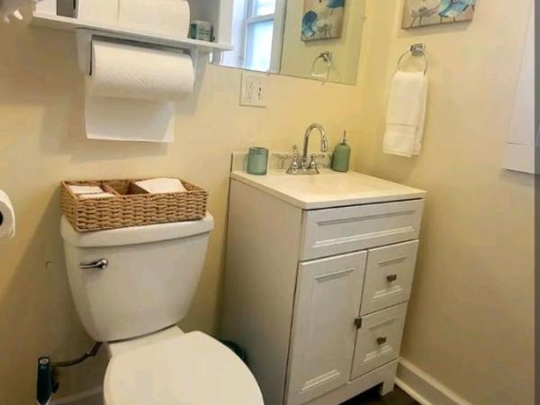 Chateau de Woodlawn - Room I - La Tour Eiffel : photo 6 de la chambre chambre lit queen-size avec salle de bains commune