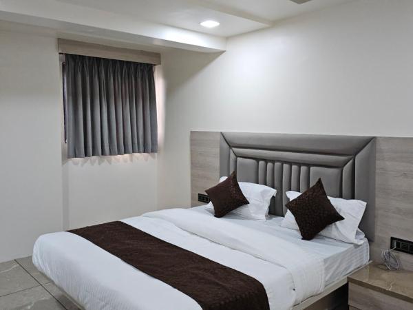 HOTEL R K VILLA : photo 1 de la chambre chambre lit king-size standard