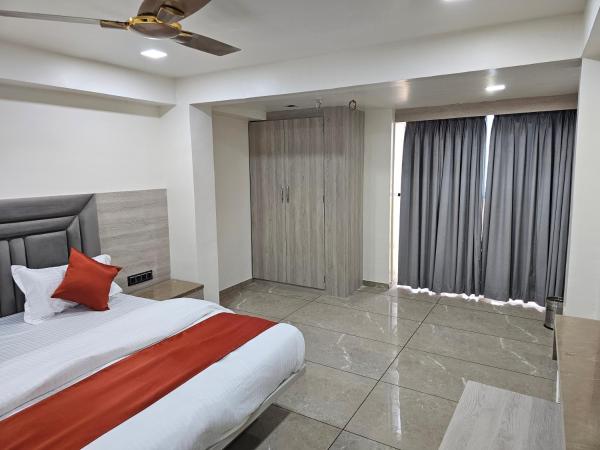 HOTEL R K VILLA : photo 2 de la chambre suite deluxe avec lit king-size