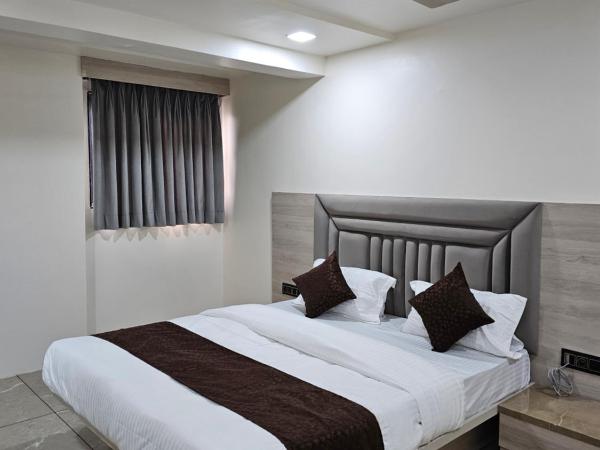 HOTEL R K VILLA : photo 4 de la chambre chambre lit king-size standard