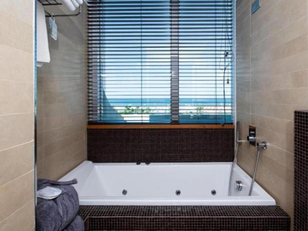 Best Western Maison B Hotel : photo 1 de la chambre suite junior avec jacuzzi - vue sur mer