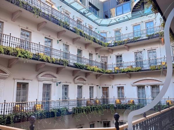 Aria Hotel Budapest by Library Hotel Collection : photo 5 de la chambre chambre lit king-size de luxe - vue sur jardin musical