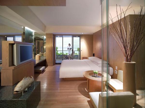 Grand Hyatt Hong Kong : photo 1 de la chambre chambre lit king-size avec terrasse - vue sur port