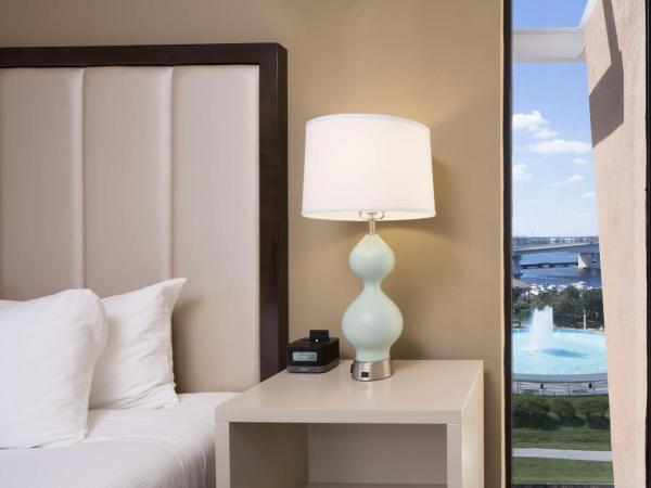 DoubleTree by Hilton Jacksonville Riverfront, FL : photo 3 de la chambre chambre lit queen-size avec douche accessible en fauteuil roulant - adaptée aux personnes à mobilité réduite et malentendantes