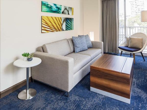 Hilton Garden Inn Waikiki Beach : photo 2 de la chambre suite lit king-size avec canapé-lit et vue sur la ville