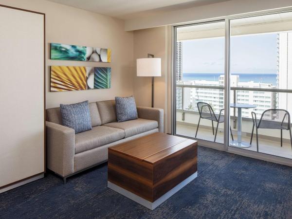 Hilton Garden Inn Waikiki Beach : photo 3 de la chambre suite avec 2 lits doubles et 1 canapé-lit - vue partielle sur océan