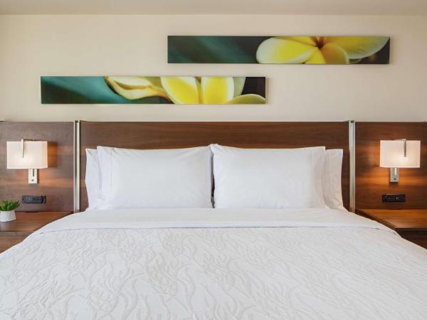 Hilton Garden Inn Waikiki Beach : photo 1 de la chambre chambre lit king-size avec canapé-lit - adaptée aux personnes malentendantes - vue sur ville