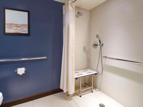 Hilton Garden Inn Waikiki Beach : photo 4 de la chambre room with two double beds - mobility access