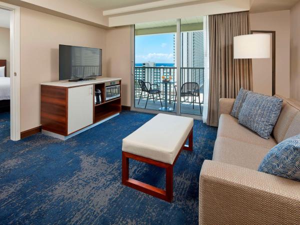 Hilton Garden Inn Waikiki Beach : photo 1 de la chambre suite avec 2 lits doubles et 1 canapé-lit - vue partielle sur océan