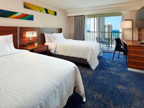 Hilton Garden Inn Waikiki Beach : photo 2 de la chambre suite avec 2 lits doubles et 1 canapé-lit - vue partielle sur océan