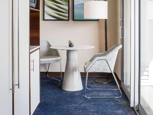 Hilton Garden Inn Waikiki Beach : photo 5 de la chambre suite avec 2 lits doubles et 1 canapé-lit - vue partielle sur océan