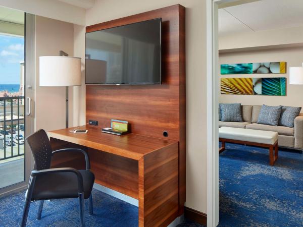 Hilton Garden Inn Waikiki Beach : photo 7 de la chambre suite avec 2 lits doubles et 1 canapé-lit - vue partielle sur océan