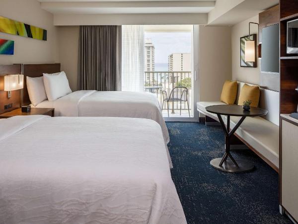 Hilton Garden Inn Waikiki Beach : photo 1 de la chambre chambre double avec 2 lits doubles et vue partielle sur l'océan